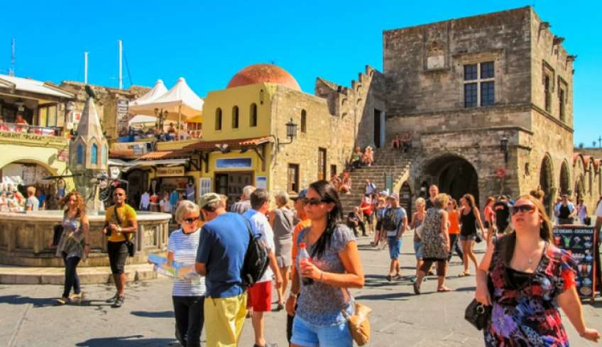 Πλώρη για πάνω από 18,2 δισ. ευρώ βάζει εφέτος ο ελληνικός τουρισμός