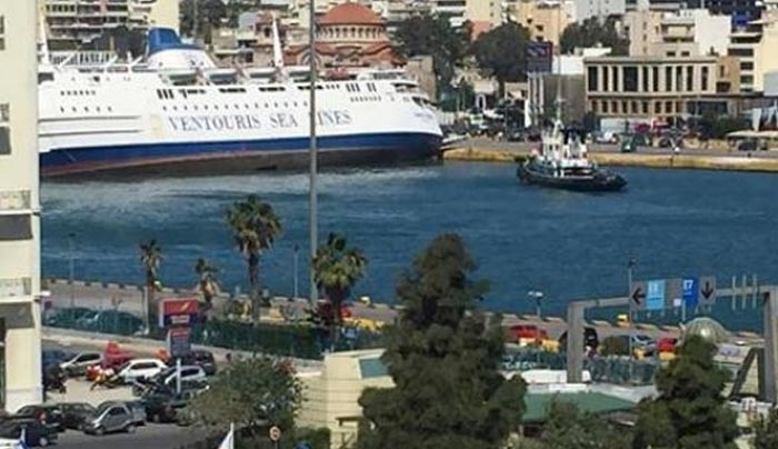 Βυθίζεται πλοίο στο λιμάνι του Πειραιά (ΦΩΤΟ)