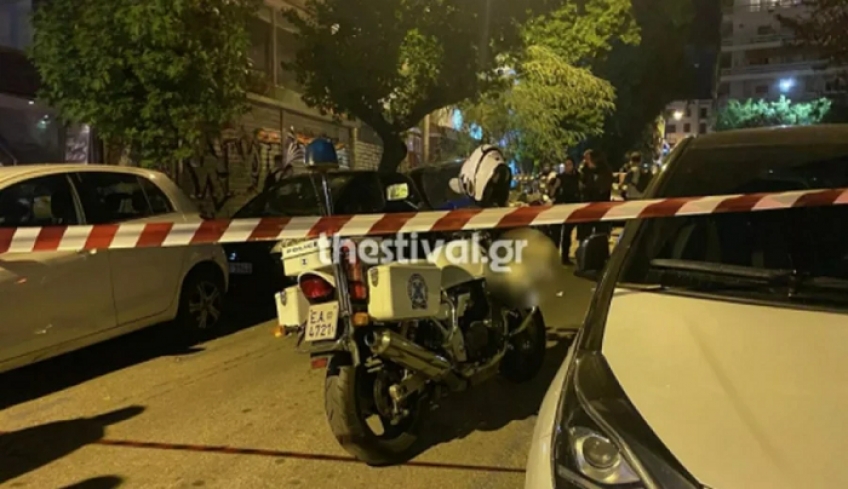 Δολοφονία στη Θεσσαλονίκη: Αιμόφυρτος μπήκε σε εστιατόριο, άρπαξε ένα μαχαίρι και σκότωσε νεαρό (βίντεο)