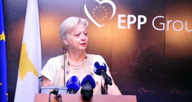 Κύπρια ευρωβουλευτής επιτίθεται στον ΥΠΕΞ Βενιζέλο και αφήνει άφωνο τον Σαμαρά μέσα στο Ευρωπαϊκό Κοινοβούλιο!