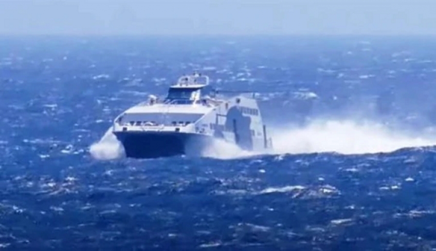 Συγκλονιστικό βίντεο: Αντιμέτωπο με 7 μποφόρ το Superjet δίνει μάχη με τα κύματα στη Φολέγανδρο