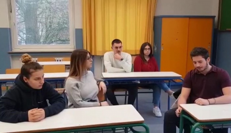 Συγκλονίζει το βίντεο των Ελλήνων μαθητών στη Γερμανία: &quot;Κλείνουν τα σχολεία μας&quot;