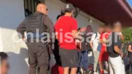 Ξύλο σε τοπικό ποδοσφαιρικό αγώνα της Λάρισας – Πέταξαν κάτω τον διαιτητή και άρχισαν να τον χτυπούν