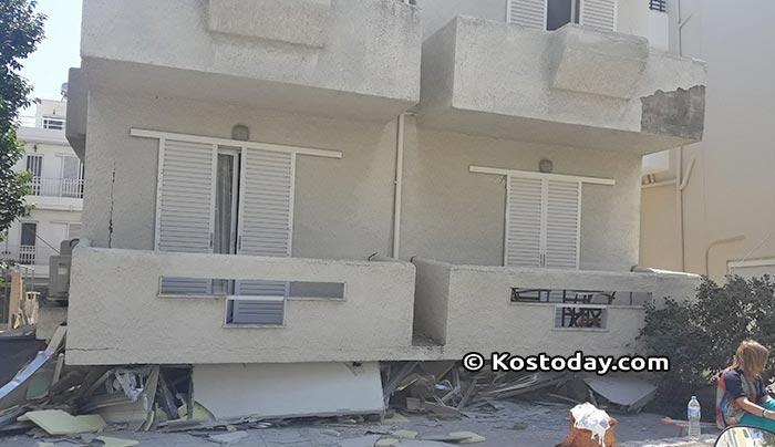 Έσπασαν οι κολόνες κτιρίου στην οδό Αρσενίου - Μεγάλες πληγές σε κτίρια (φωτό)
