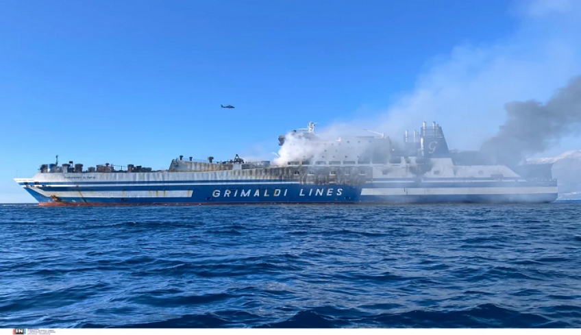 Συνεχίζονται οι έρευνες στο φλεγόμενο πλοίο: Αγωνία για τους 12 αγνοούμενους