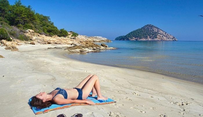 Έρευνα: Η Ελλάδα μπορεί να ελπίζει ακόμη στον... Βρετανό τουρίστα