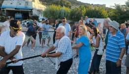 Ζωντάνεψε η παράδοση με το τράβηγμα της τράτας στη «Γιορτή Ψαριού» στο λιμάνι της Κεφάλου