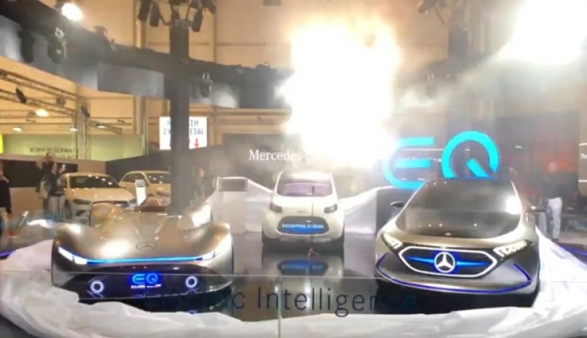 Video: “Εκλεψε” την παράσταση η Mercedes στην έκθεση αυτοκινήτου - Δείτε γιατί