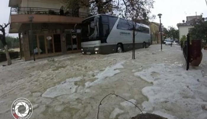 Απίθανες φωτογραφίες από δρόμο που πάγωσε - Έμειναν λεωφορεία και αυτοκίνητα [φωτό]