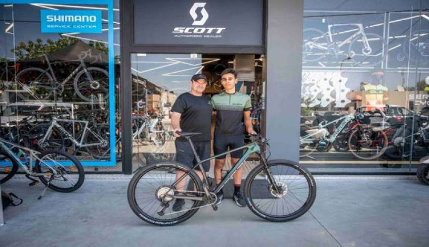 ΠΟΚ: Ευχαριστούμε τον Στράτο Σερνικό για το ποδήλατο στον αθλητή μας, Ανδρέα Καρνέζο