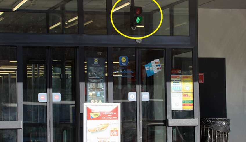 Καβάλα: Απίστευτο - Φανάρι σε σούπερ μάρκετ για να μπαίνουν οι πελάτες και να τηρούνται τα μέτρα
