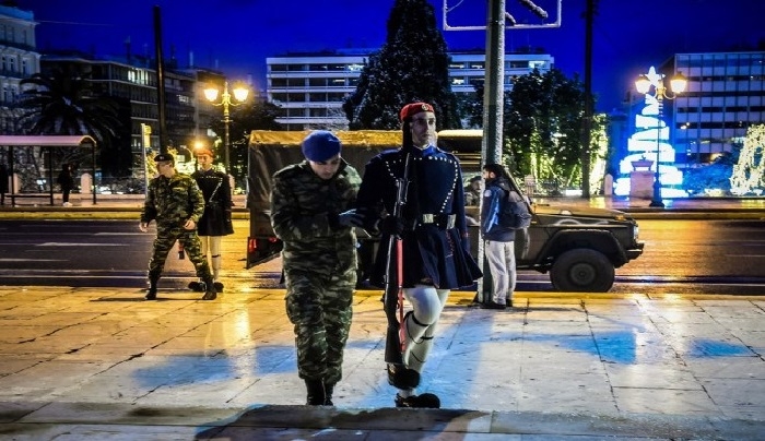 Με τζιπ έγινε η αλλαγή φρουράς στο μνημείο του Αγνώστου Στρατιώτη - ΦΩΤΟ