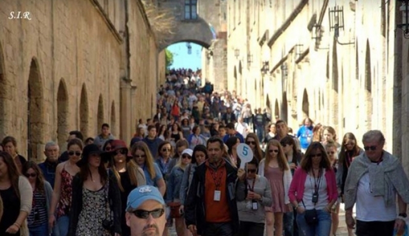 Δωδεκάνησα, Κυκλάδες και Κρήτη «σήκωσαν» φέτος το κύμα των τουριστών