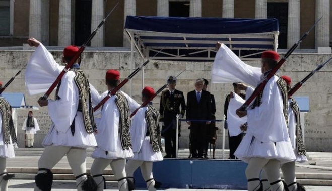 Συγκίνησαν οι Εύζωνες στην στρατιωτική παρέλαση [βίντεο]