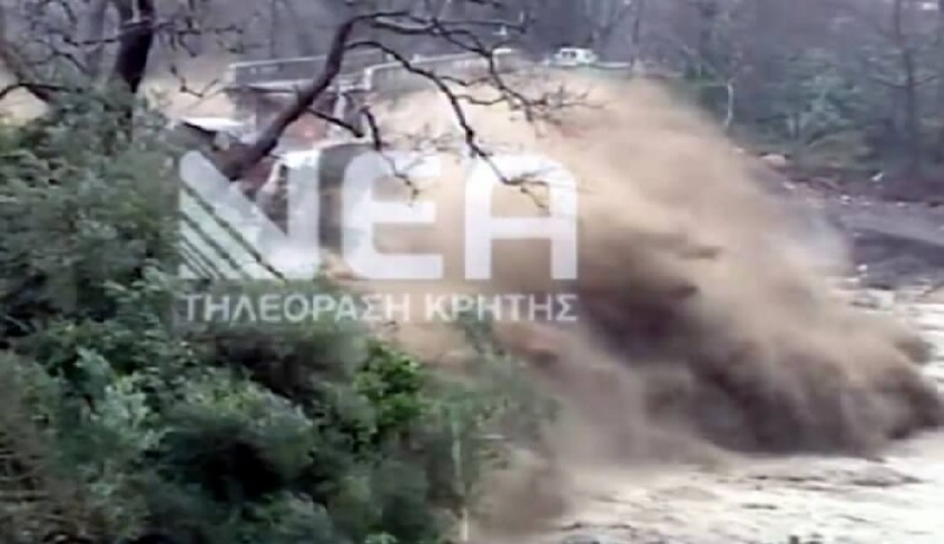 Συγκλονιστικές εικόνες! Η στιγμή που κατέρρευσε η ιστορική γέφυρα του Κερίτη στα Χανιά (βίντεο)