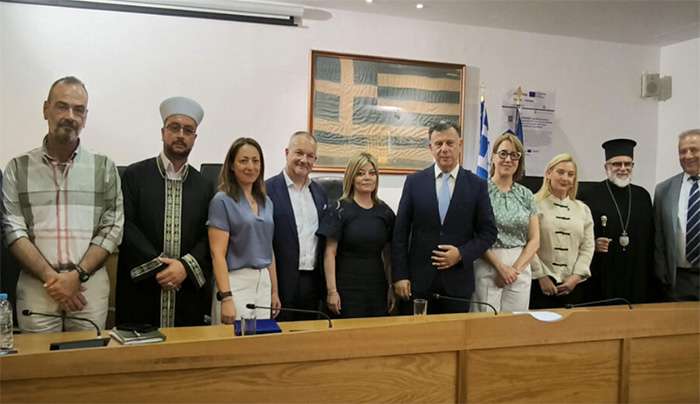 Επίτιμος «Πολίτης της Κω» ανακηρύχθηκε ο Βρετανός Πρέσβης Matthew Lodge σε ειδική τελετή στο Δημοτικό Συμβούλιο