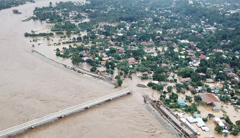 Εικόνες βιβλικής καταστροφής στις Φιλιππίνες: 182 νεκροί από τροπική καταιγίδα