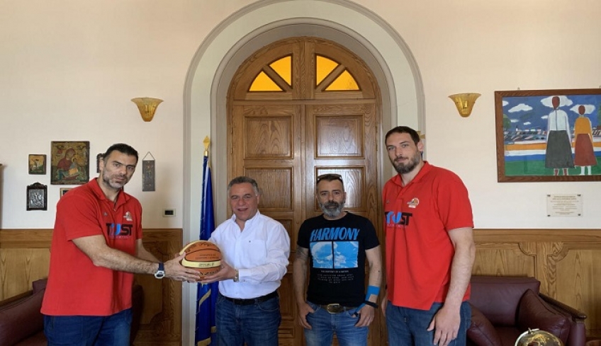 “Το δώρο των παικτών της ομάδας μπάσκετ του Ιπποκράτη στον Δήμαρχο Κω κ. Γιώργο Κυρίτση.”