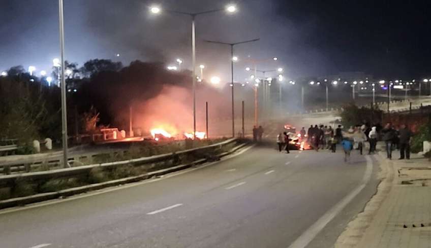 Νύχτα έντασης στον περιφερειακό Ρόδου-Καλλιθέας: Τσιγγάνοι έβαλαν φωτιές, έκλεισε ο δρόμος