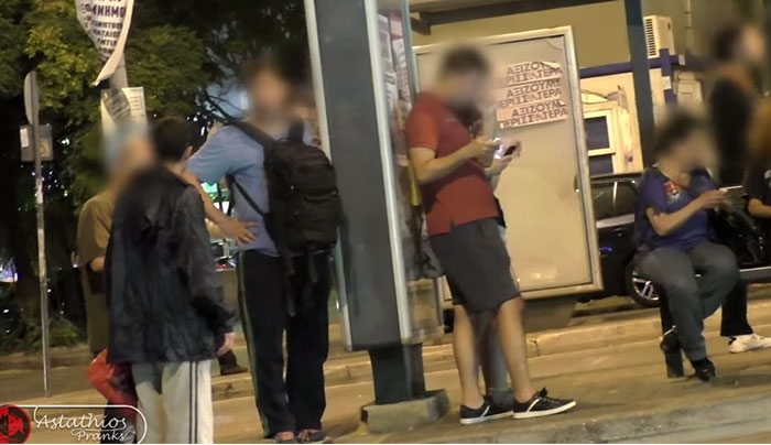 Ένας άστεγος στο κέντρο της Αθήνας ζητάει λεφτά από τον κόσμο. Αυτό που συνέβη μετά όμως…(Βίντεο)