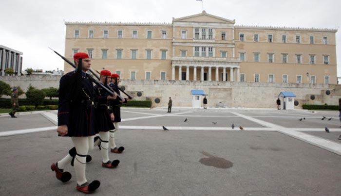 Βόμβα μολότοφ στους τσολιάδες! Πανικός στο Σύνταγμα