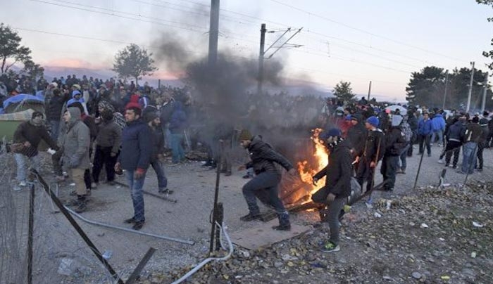 Ειδομένη: Πετροπόλεμος στα σύνορα μεταξύ μεταναστών και προσφύγων - Στη μέση οι Έλληνες αστυνομικοί (Βίντεο)!