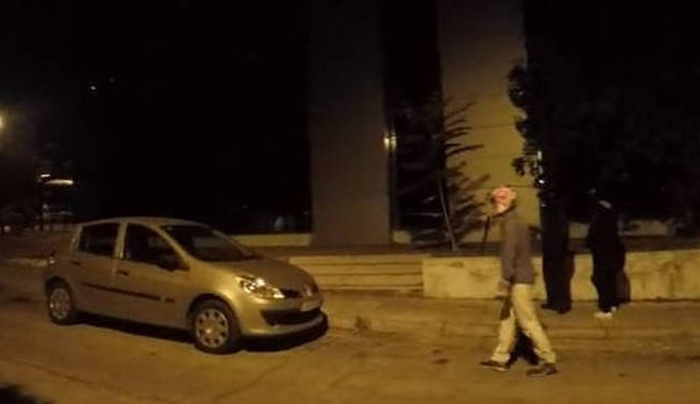 Επίθεση μελών του Ρουβίκωνα με σφυριά και ξύλα στη ΔΟΥ Ψυχικού (βίντεο)