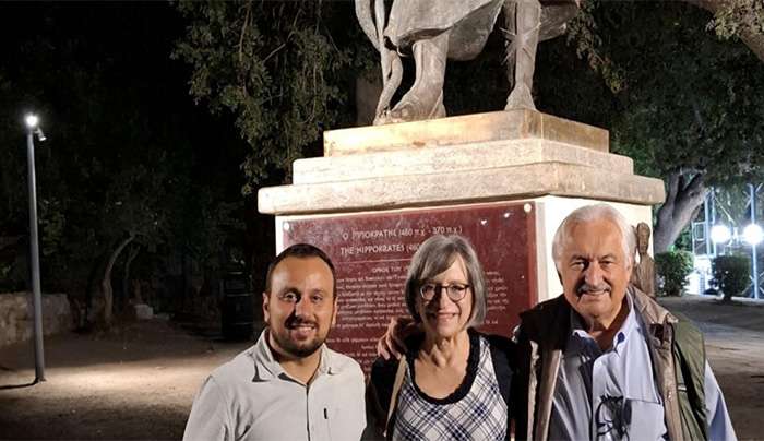 Ο δωρητής του αγάλματος του Ιπποκράτη Δημήτρης Τάσσιος ξανά στην Κω | Ικανοποιημένος για την τοποθέτηση του φωτισμού από τον Δήμο Κω