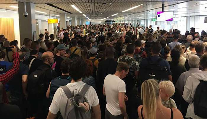 Τουρισμός: Συνεχίζεται το χάος στα ευρωπαϊκά αεροδρόμια – Ατελείωτες ουρές