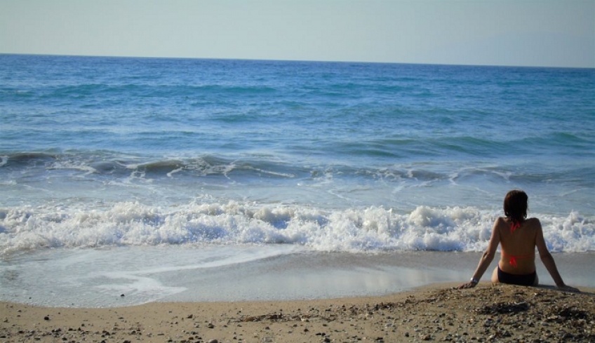 «Μυστηριώδες» ψάρι μήκους 2,5 μέτρων ξεβράστηκε σε παραλία της Πελοποννήσου (φωτο)