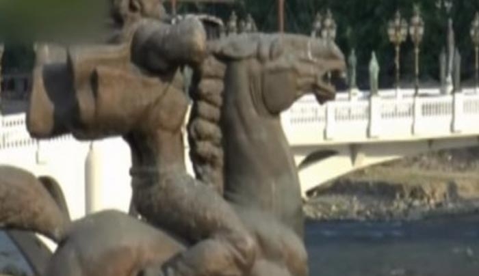 Σκόπια: Απεταξάμην τον Μεγάλο Αλέξανδρο! Ρίχνουν τα αγάλματα του - Τέλος στο "εθνικιστικό κιτς"