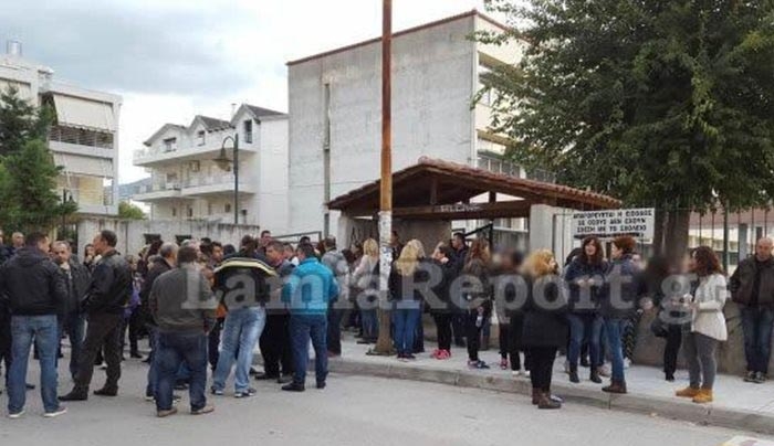 Λαμία: Διαμαρτυρία γονέων έξω από 6ο Δημοτικό για τα προσφυγόπουλα