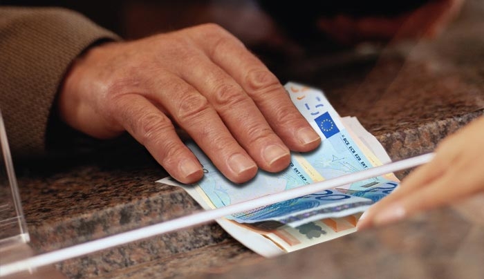 Οι Ελληνες χρωστούν 93,1 δισ. σε δάνεια - Στα 121,4 δισ. οι καταθέσεις