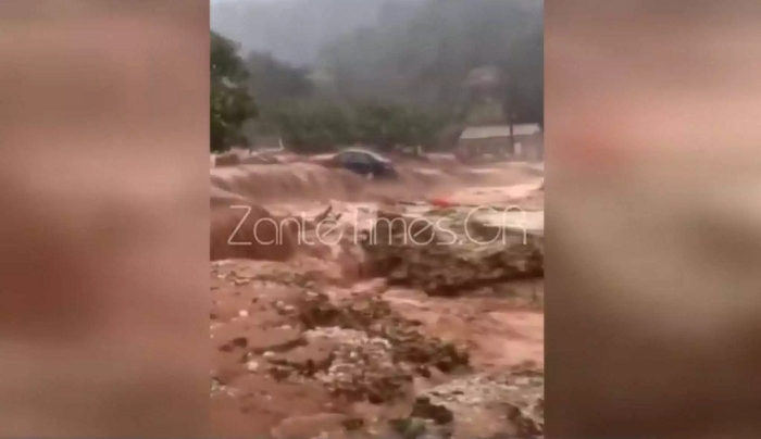 Βίντεο σοκ στην Κεφαλονιά: Αυτοκίνητο παρασύρεται από χείμαρρο και θάβεται στα λασπόνερα