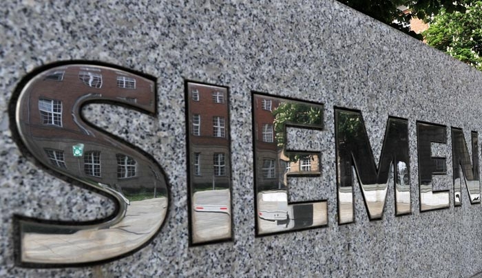 Σάλος με τη Siemens: Η κυβέρνηση τα βάζει με τη Δικαιοσύνη για την αναβολή της δίκης