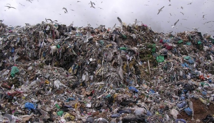ΥΠΕΝ: Φόρο €10 ανά τόνο θα πληρώνουν οι δήμοι που επιλέγουν την ταφή αποβλήτων