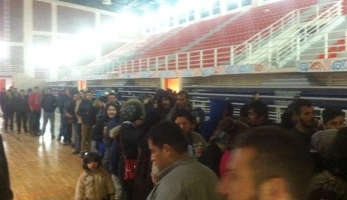 Κοζάνη: Σε γυμναστήριο 400 πρόσφυγες που είχαν προορισμό την Ειδομένη - Δείτε βίντεο!