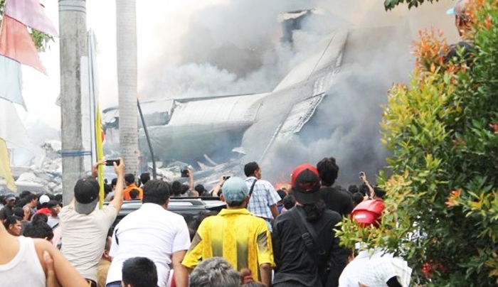 Έπεσε αεροσκάφος σε σπίτια - Τουλάχιστον 38 νεκροί στην Ινδονησία