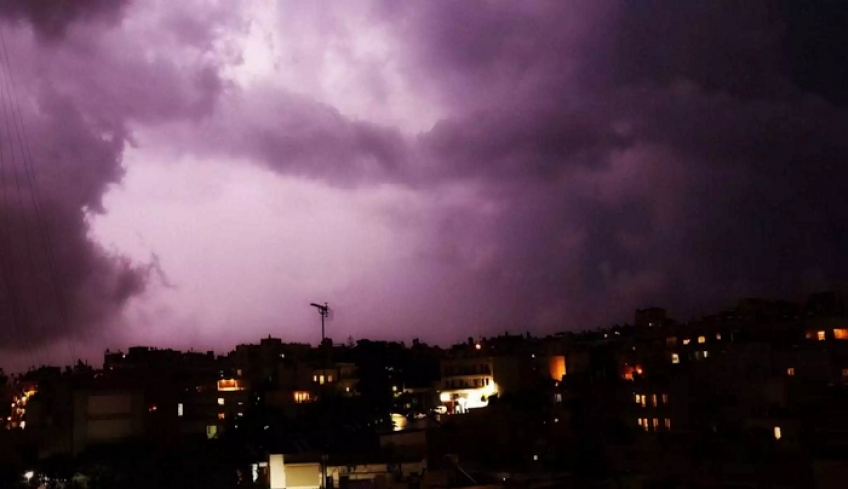 Ιανός: Σφυροκοπά την Κρήτη – Πλημμυρισμένοι δρόμοι, διακοπές ρεύματος και νύχτα “θρίλερ” (video)