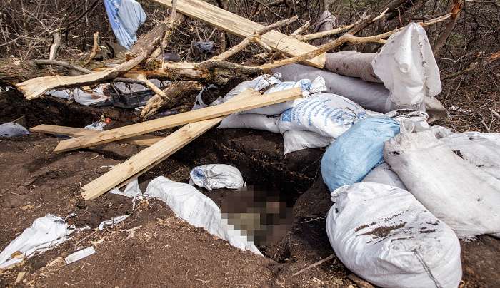 Πόλεμος στην Ουκρανία: Δεκάδες πτώματα αμάχων σε ομαδικό τάφο κοντά στο Κίεβο