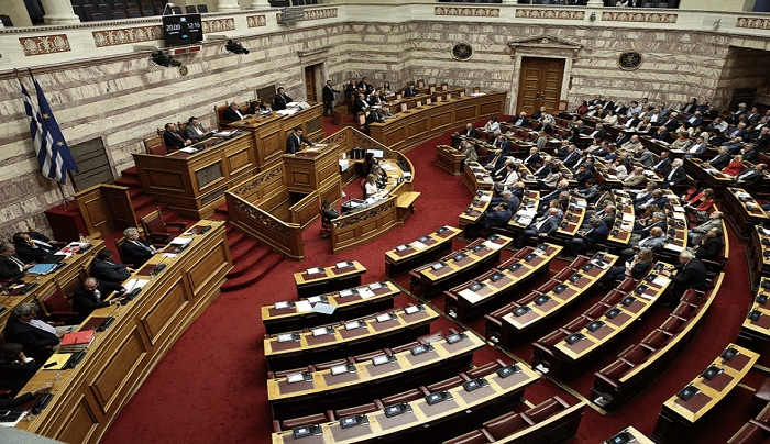 «Σφαγή» στη Βουλή για το μεταναστευτικό