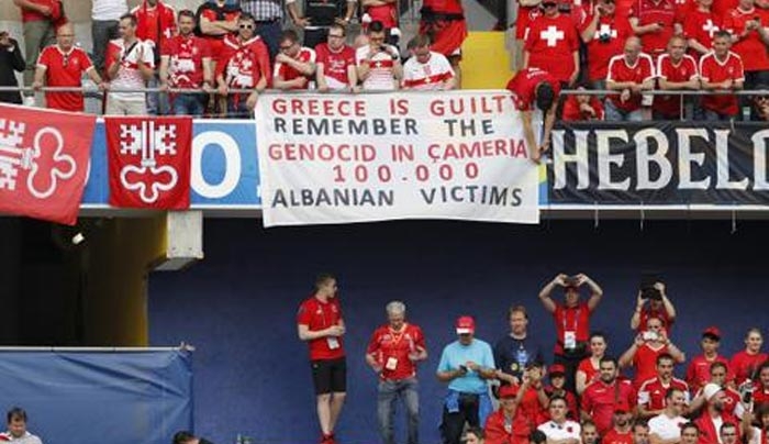 Προκλητικό πανό κατά της Ελλάδας: Μας κατηγορούν για 100.000 θανάτους