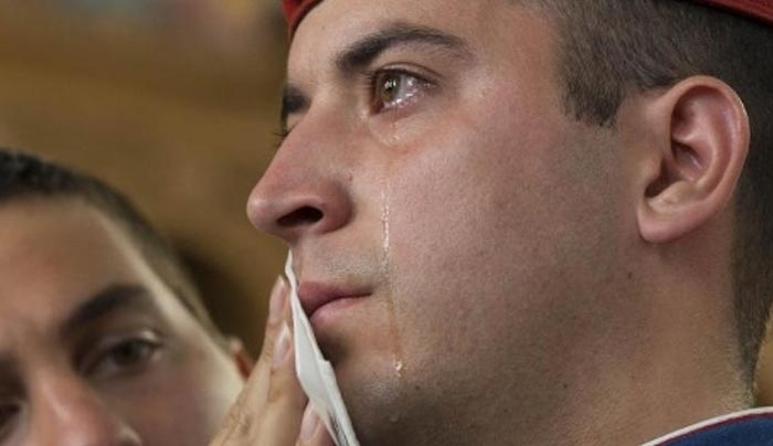 Ο δακρυσμένος εύζωνας που συγκίνησε όλο τον κόσμο - Η φωτογραφία που έγινε viral
