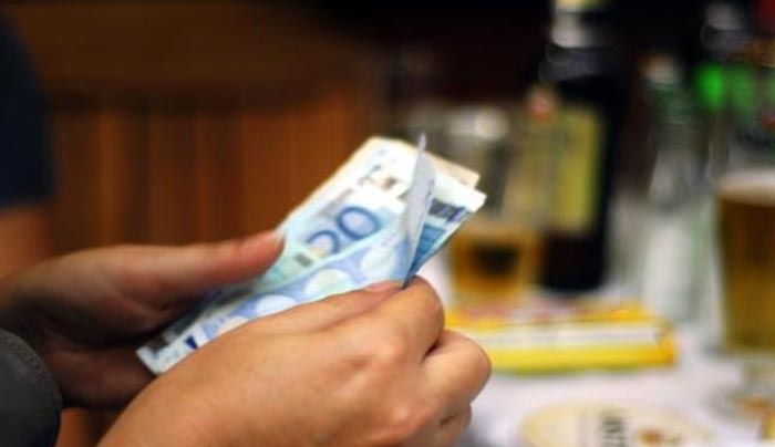 Χρωστούσε 1.200 ευρώ για ΦΠΑ, της πήραν 4.800 και δεν της επιστρέφουν τη διαφορά!