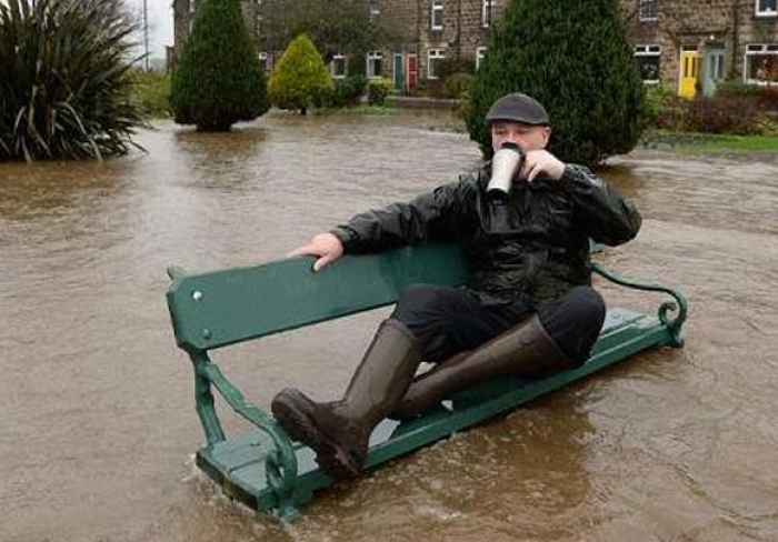 «Κατακλυσμός» πνίγει τη Βρετανία -Περιοχές βρέθηκαν κάτω από το νερό μέσα σε 24 ώρες [εικόνες]