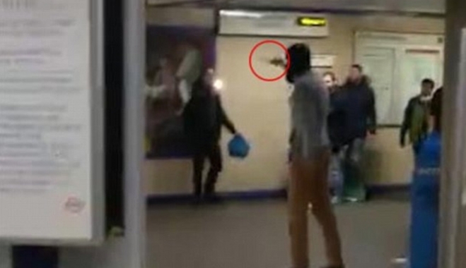 Σοκ στο μετρό του Λονδίνου: Ανδρας επιτέθηκε με μαχαίρι και φώναζε «Για τη Συρία»