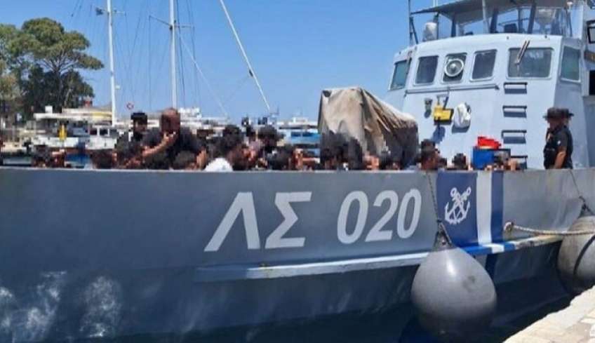 Συνελήφθησαν τρία άτομα για τη διακίνηση 71 μεταναστών που εντοπίστηκαν την περασμένη εβδομάδα στη Σαρία Καρπάθου