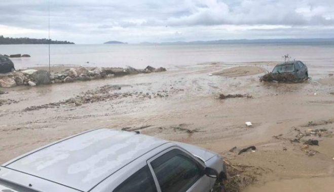 Χαλκιδική: Τα αυτοκίνητα στη θάλασσα και τα κότερα στη στεριά – Χάος στη Νικήτη από την κακοκαιρία [φωτό, βίντεο]