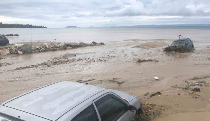 Χαλκιδική: Τα αυτοκίνητα στη θάλασσα και τα κότερα στη στεριά – Χάος στη Νικήτη από την κακοκαιρία [φωτό, βίντεο]