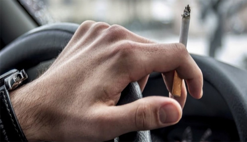 Κάπνισμα και οδήγηση: Πρόστιμα από 1.500 ευρώ και αφαίρεση διπλώματος